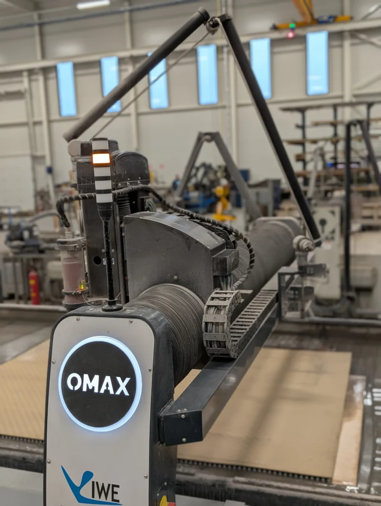 Machine de découpe au jet d'eau dotée de la technologie OMAX